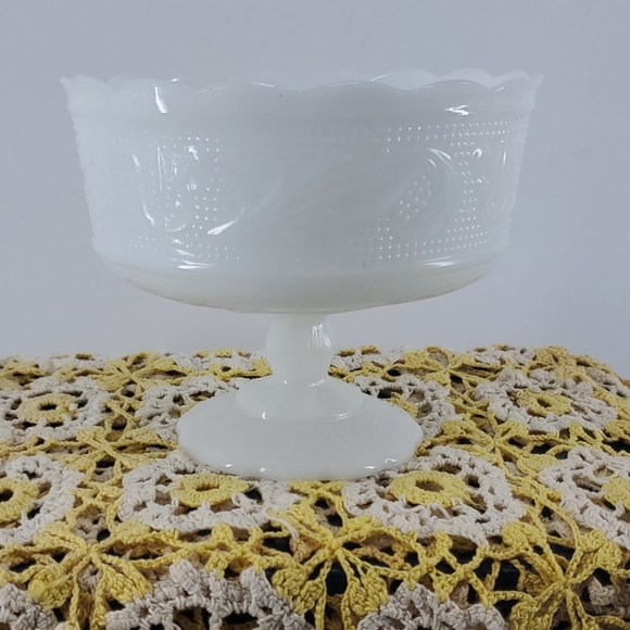 MILK GLASS VINTAGE CANDY DISH - Picture 3 of 9